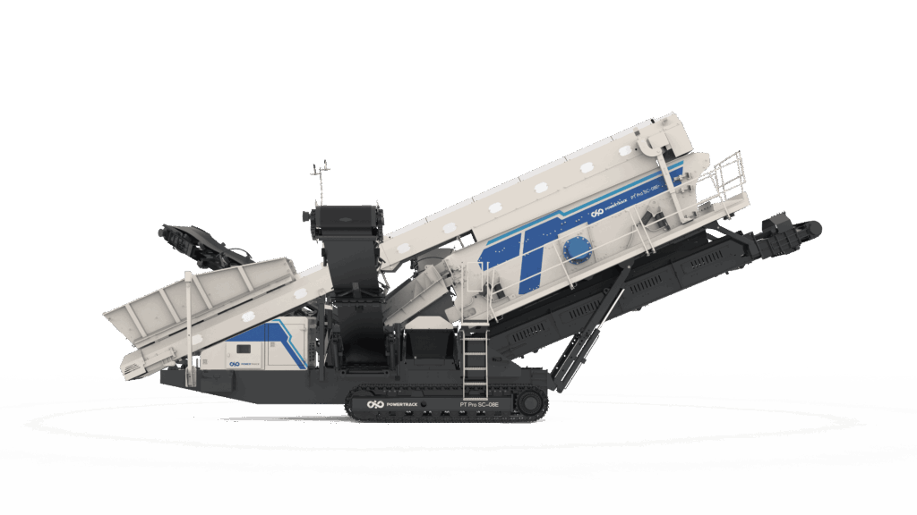 Vista lateral derecha de una planta de cribado móvil marca Powertrack, modelo PT Pro SC-08E, sobre orugas, con tolva de alimentación y cintas transportadoras en posición de operación sobre fondo negro.