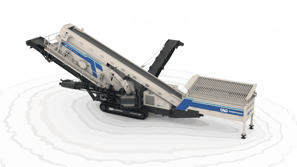 Perspectiva aérea inclinada de una criba móvil PowerTrack PT Pro ST-08E, mostrando la rejilla superior de la tolva de alimentación y el despliegue de las bandas transportadoras sobre un chasis de orugas.